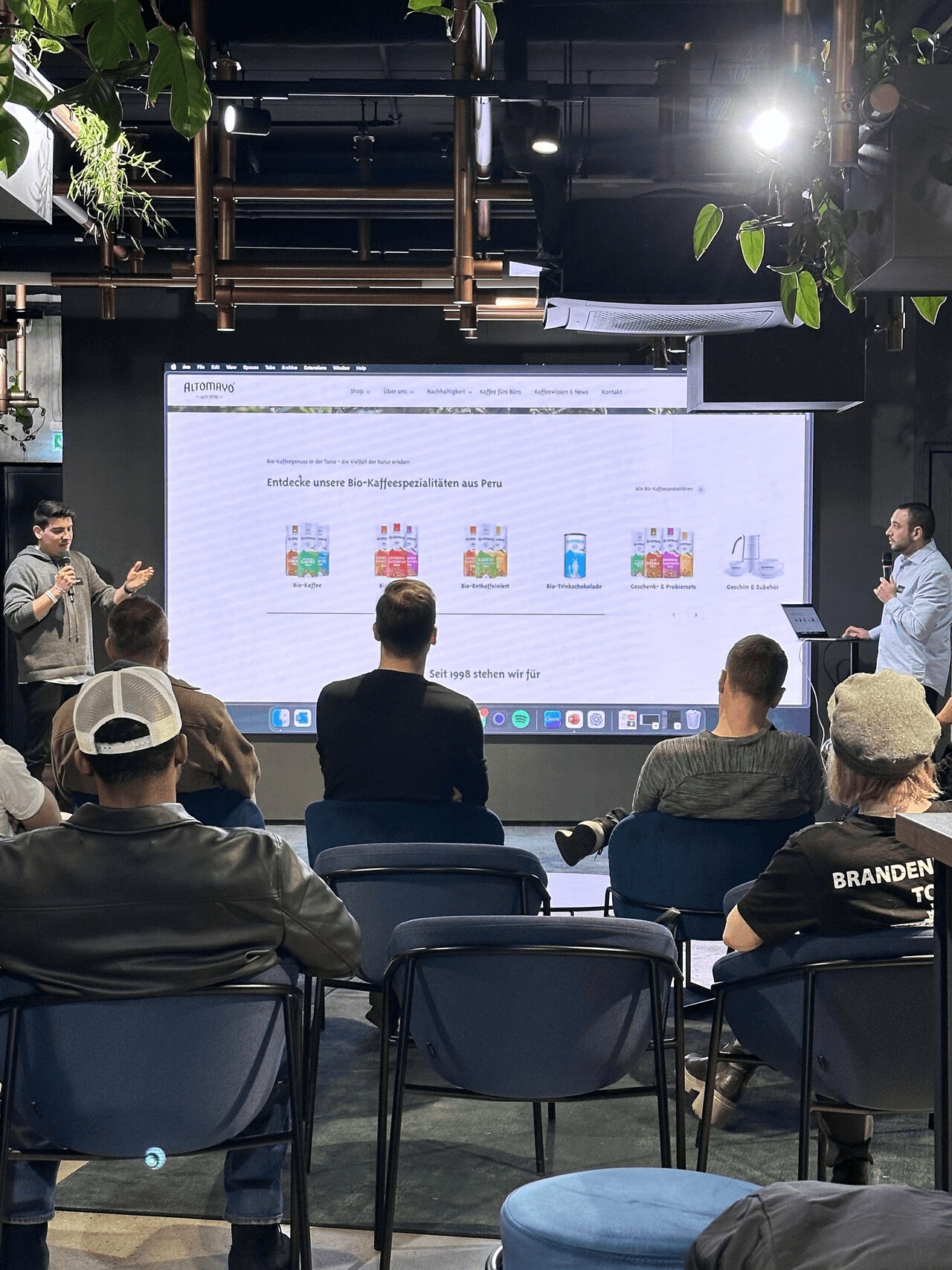 Workshop-Situation mit Präsentation und Teilnehmern